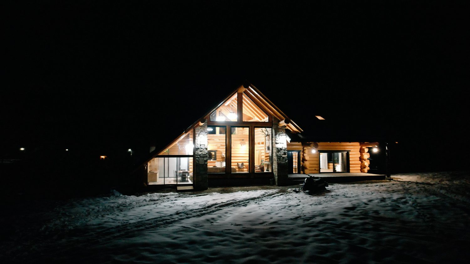 Cabană din lemn luminată în noapte
