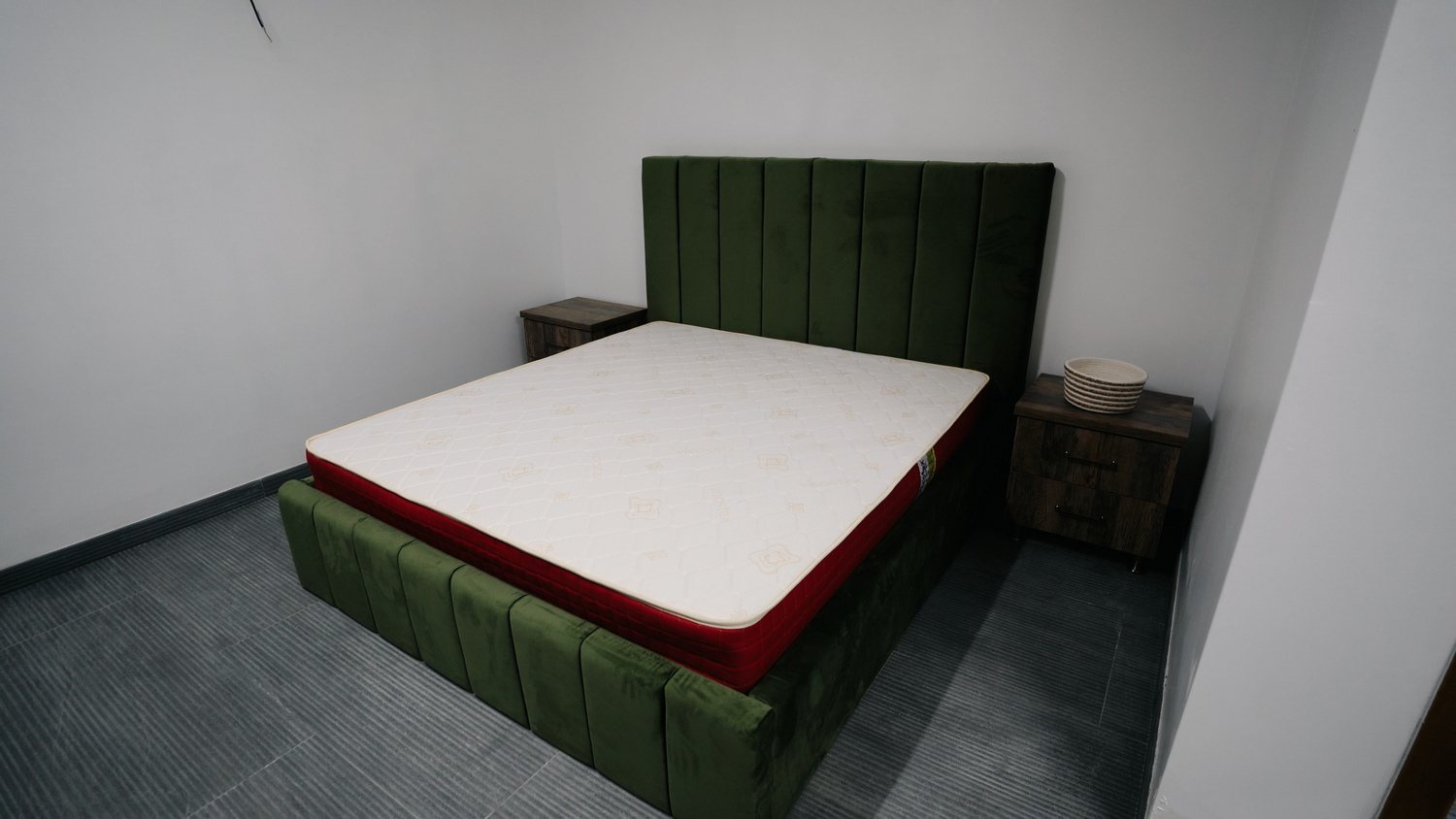 Living cu șemineu din piatră și mobilier din lemn