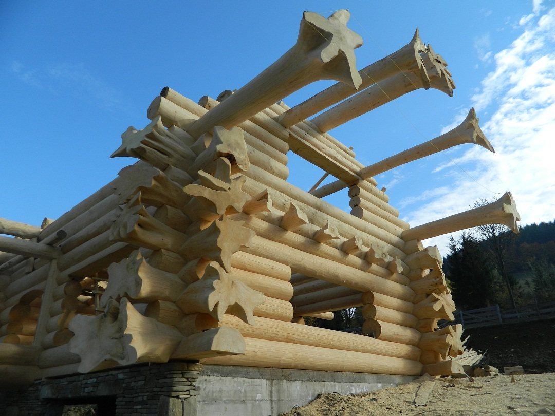 Structura casei din bușteni, aproape finalizată