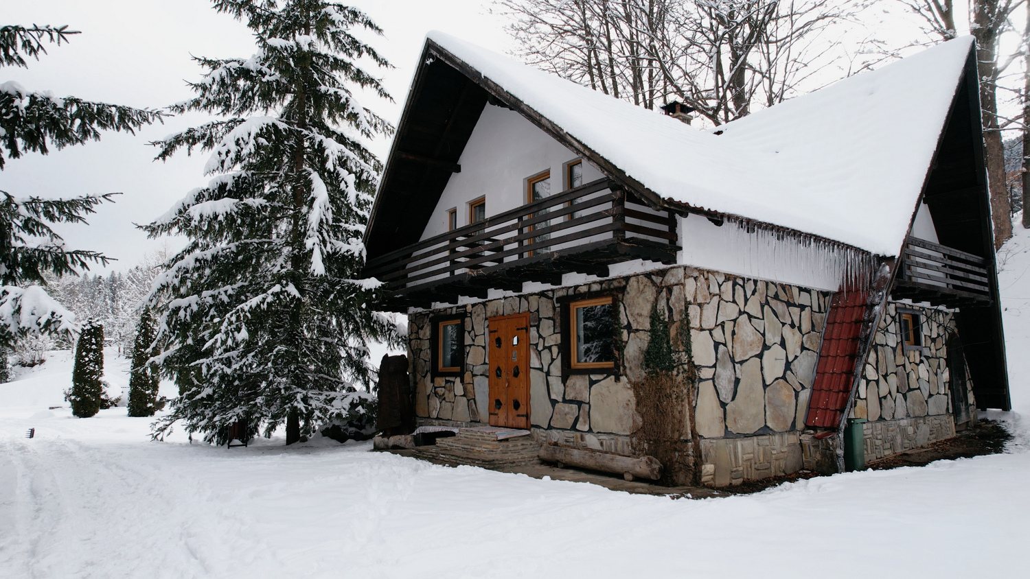 Cabană din lemn și piatră, iarna
