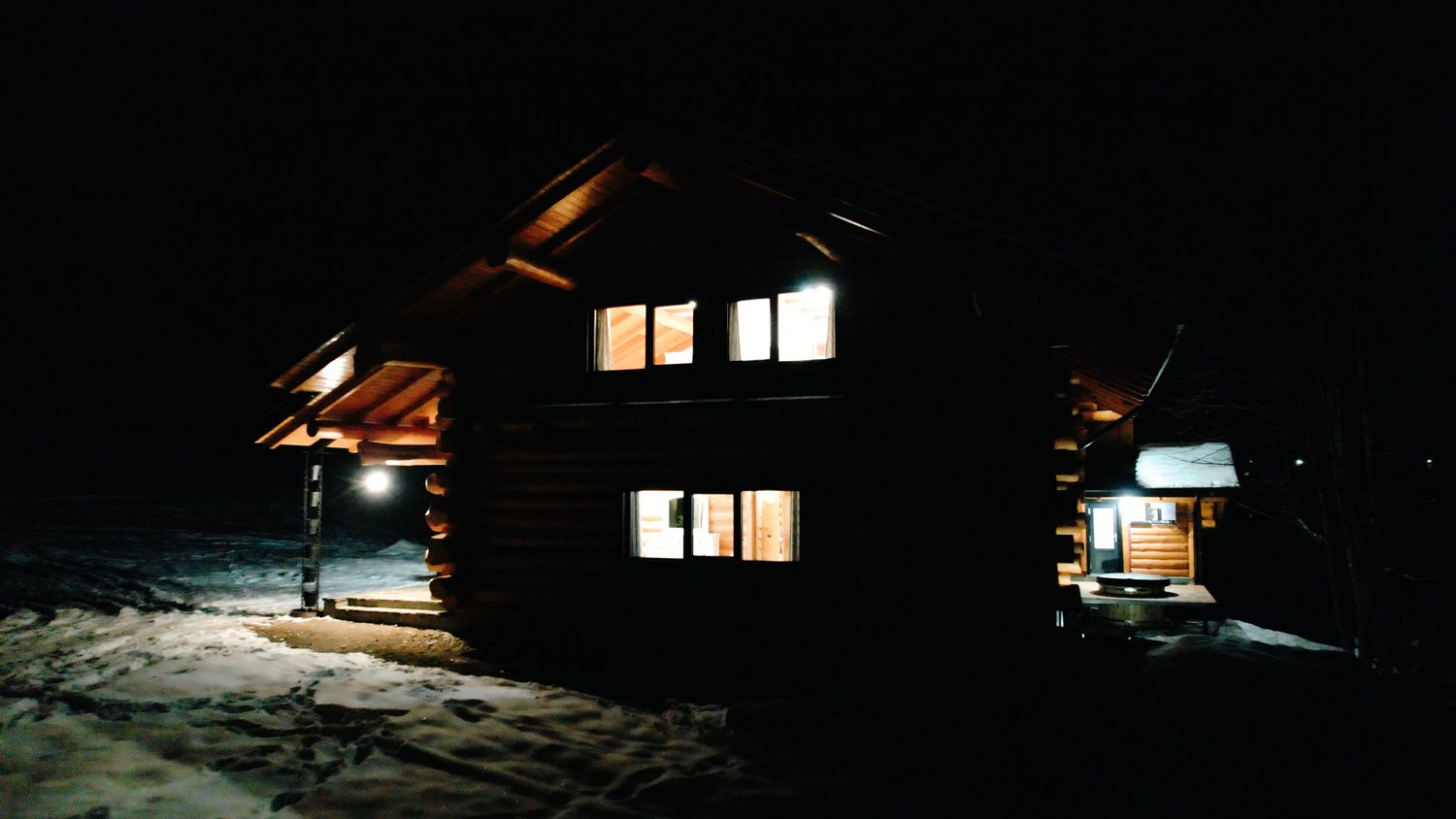 Ferestre calde ale unei cabane, seara