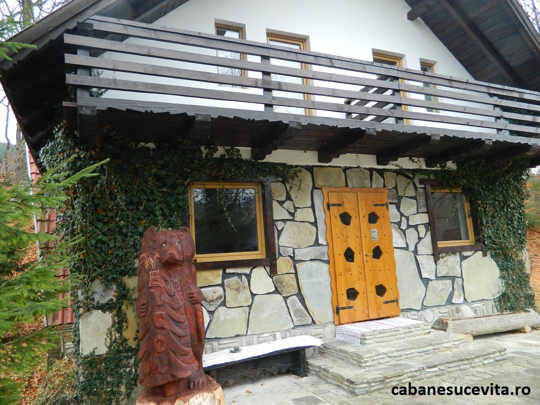 Sculptură în lemn la intrarea unei case