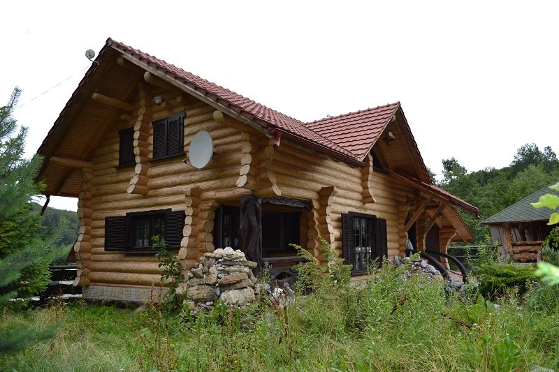 Casă mare din bușteni rotunzi, cu grădină