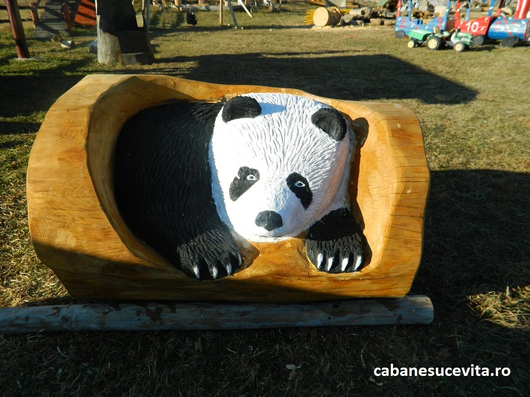 Bancă sculptată în bușteni, în formă de urs panda
