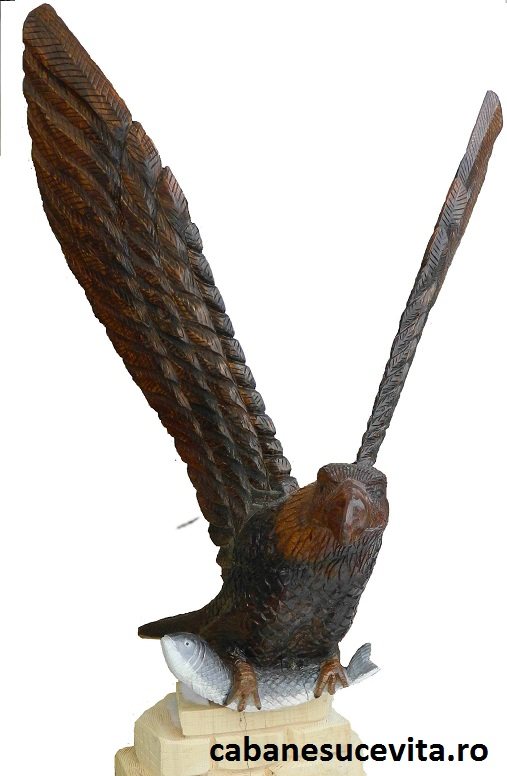 Vultur sculptat în lemn, cu aripile deschise